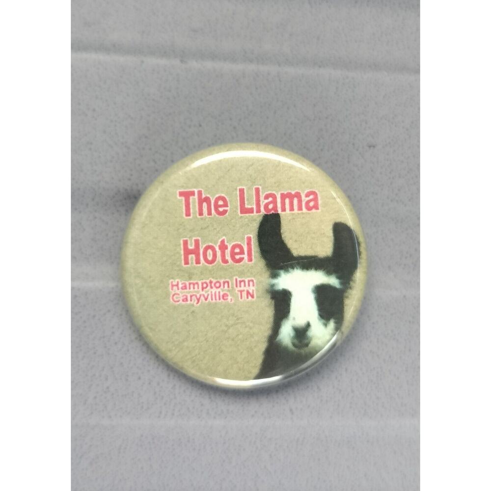 Llama Hotel Hampton Inn Promo Pin Caryville Tennessee Button TN Travel Souvenir